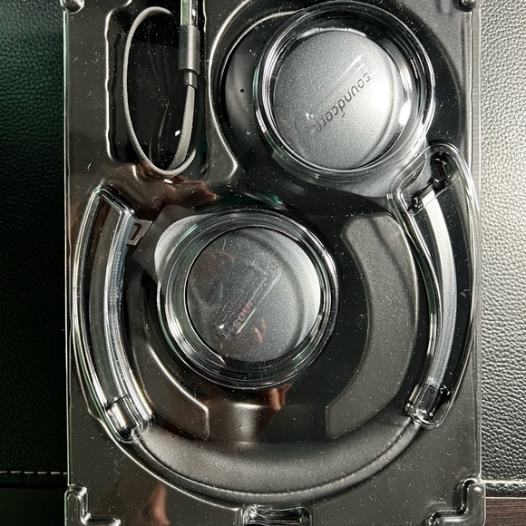 Soundcore Anker Life Q20 Hybrid Active Noise Cancelling Headphones - used once - Picture 4 of 8